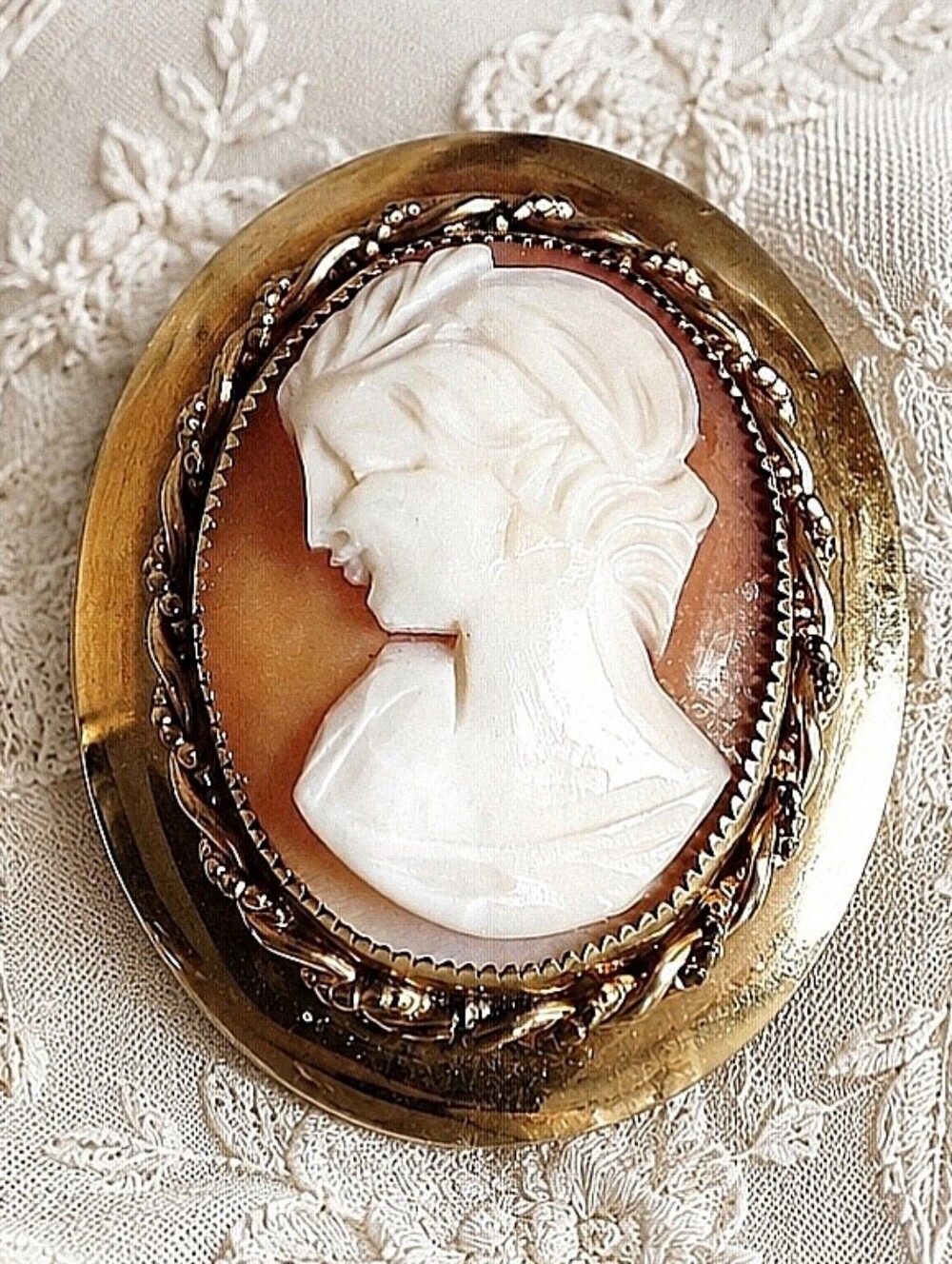 RUSSEL 12KGF Gold Filled Women's Rustic Carved Shell Vintage Transparent Cameo